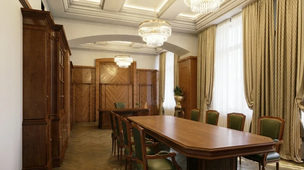 Зал заседаний. Орех